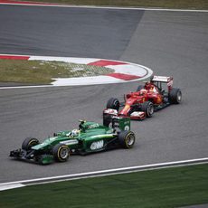 Marcus Ericsson rueda por delante de Räikkönen