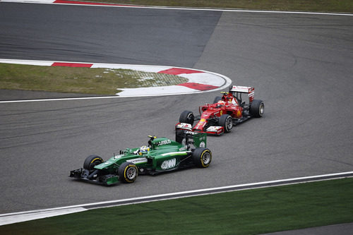 Marcus Ericsson rueda por delante de Räikkönen