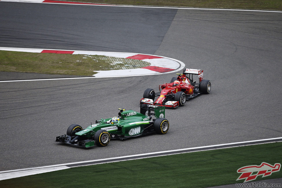 Marcus Ericsson rueda por delante de Räikkönen