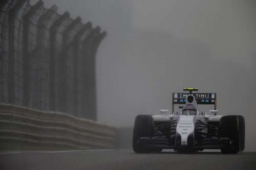 Valtteri Bottas rueda bajo la lluvia