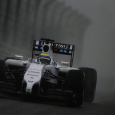 Felipe Massa rueda bajo la lluvia