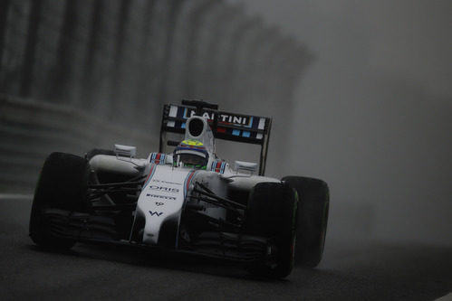 Felipe Massa rueda bajo la lluvia
