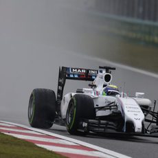 Felipe Massa pilota en difíciles condiciones