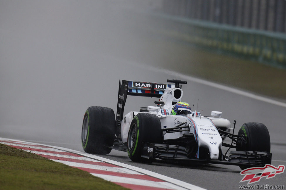 Felipe Massa pilota en difíciles condiciones