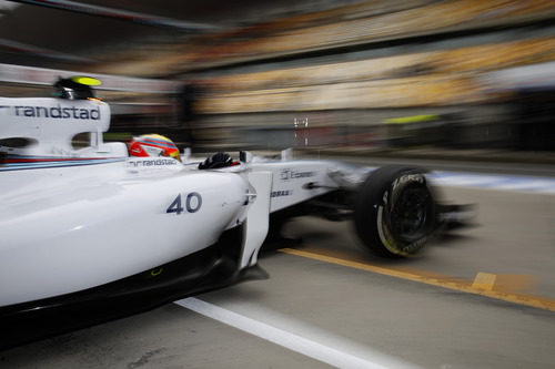 Felipe Nasr sale de boxes