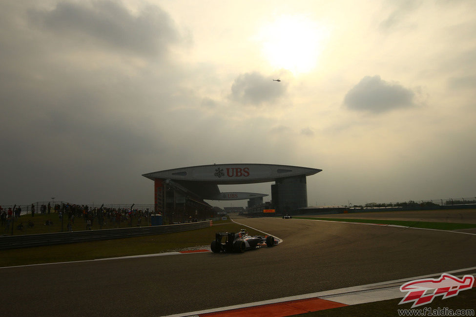 Esteban Gutiérrez a punto de entrar en una de las rectas del trazado de Shanghái