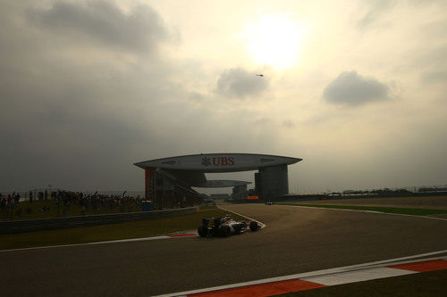 Esteban Gutiérrez a punto de entrar en una de las rectas del trazado de Shanghái