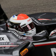 Adrian Sutil concentrado en el coche
