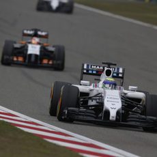 Felipe Massa por delante de Nico Hülkenberg