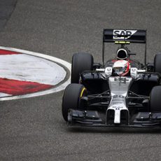 Kevin Magnussen sale de una curva en Shanghái