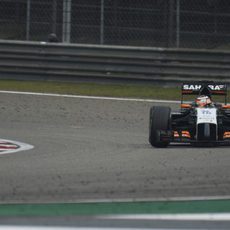 Nico Hülkenberg por la trazada limpia y rodeado de virutas de goma