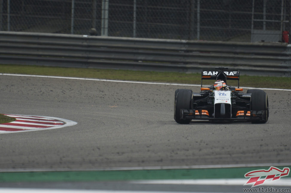 Nico Hülkenberg por la trazada limpia y rodeado de virutas de goma