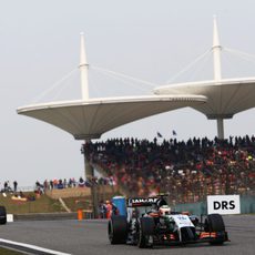 Sergio Pérez con uno de los Marussia por detrás en Shanghái