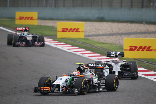 Sergio Pérez perseguido por Jenson Button durante la carrera en China