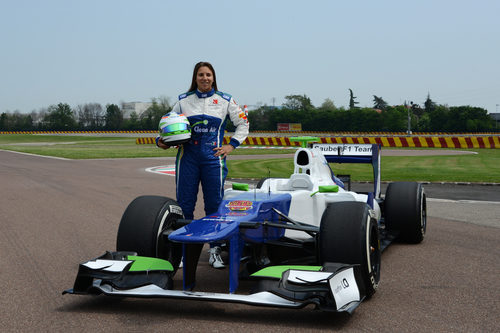 Simona de Silvestro posa junto al Sauber C31