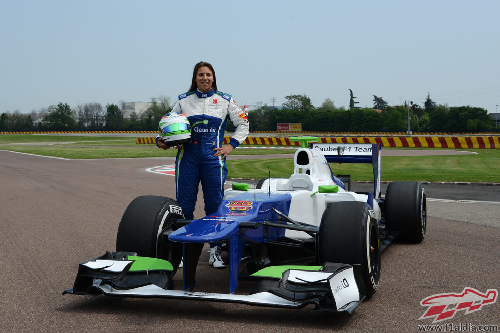 Simona de Silvestro posa junto al Sauber C31