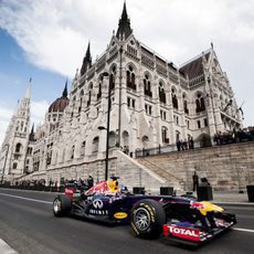 El RB7 delante del edificio del Parlamento