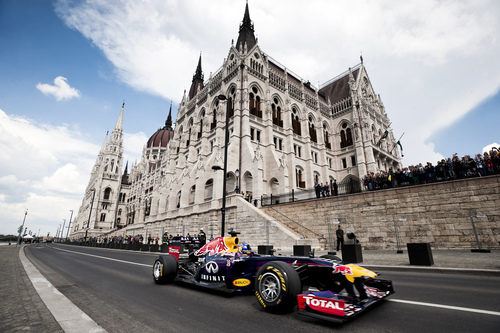 El RB7 delante del edificio del Parlamento