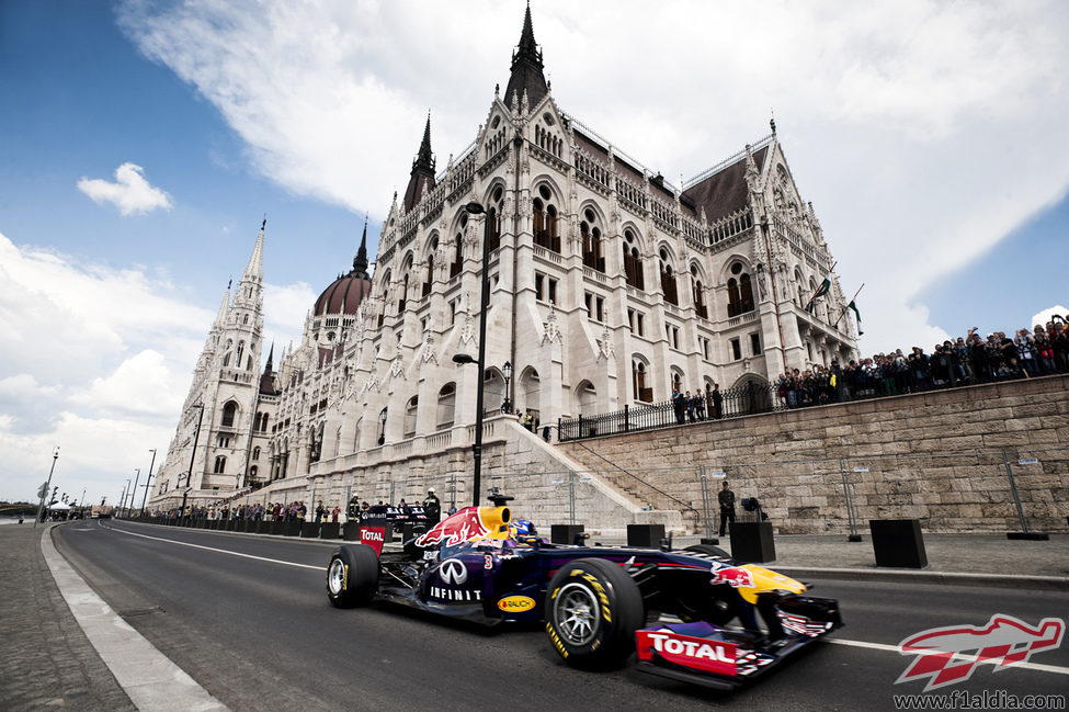 El RB7 delante del edificio del Parlamento