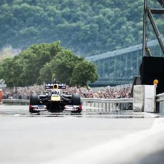 El RB7 cruzando el Puente de las Cadenas