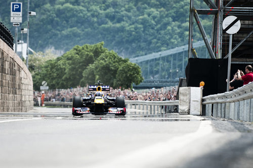 El RB7 cruzando el Puente de las Cadenas