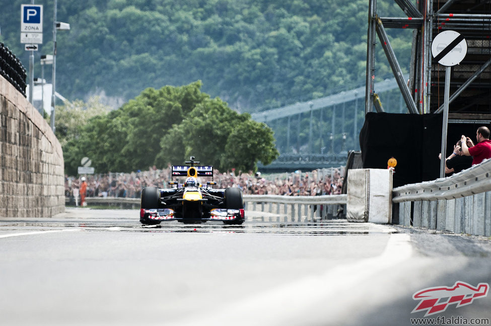 El RB7 cruzando el Puente de las Cadenas