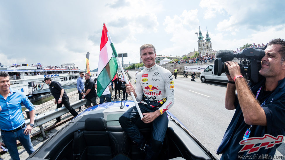 David Coulthard con la bandera húngara