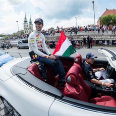 Daniel Ricciardo saludando a los aficionados húngaros