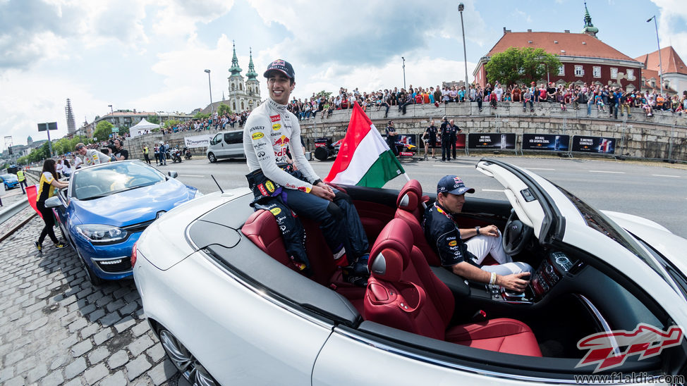 Daniel Ricciardo saludando a los aficionados húngaros