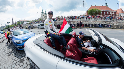 Daniel Ricciardo saludando a los aficionados húngaros