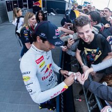 Daniel Ricciardo firmando autógrafos