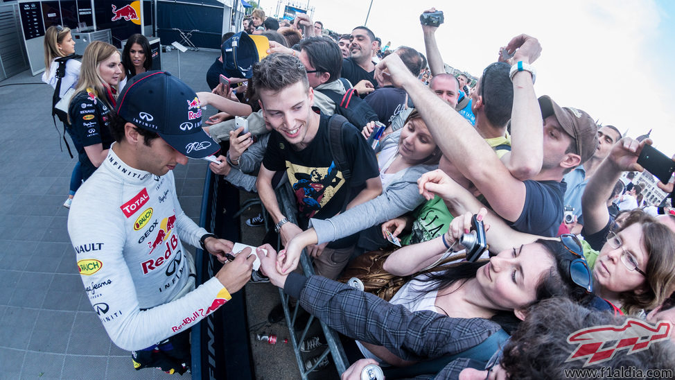 Daniel Ricciardo firmando autógrafos