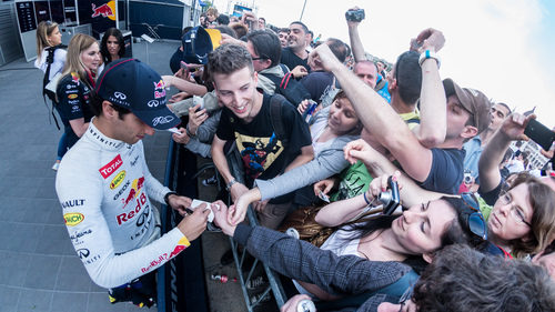 Daniel Ricciardo firmando autógrafos