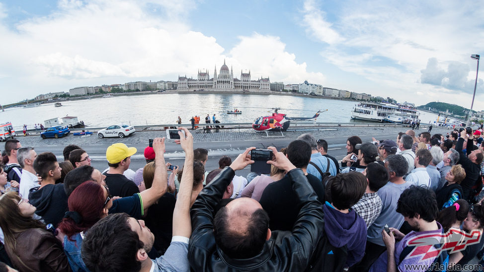 Aficionados fotografiando a los pilotos antes de comenzar la exhibición