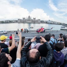 Aficionados fotografiando a los pilotos antes de comenzar la exhibición