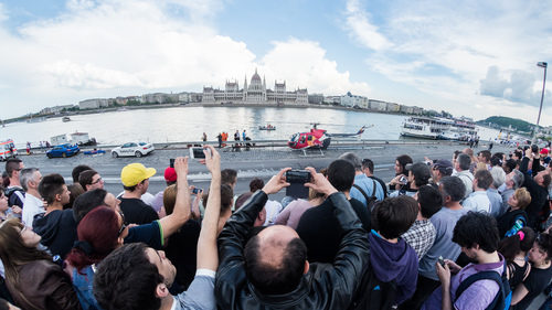 Aficionados fotografiando a los pilotos antes de comenzar la exhibición