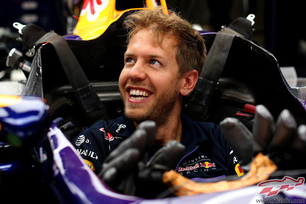 Sebastian Vettel sonríe desde el RB10