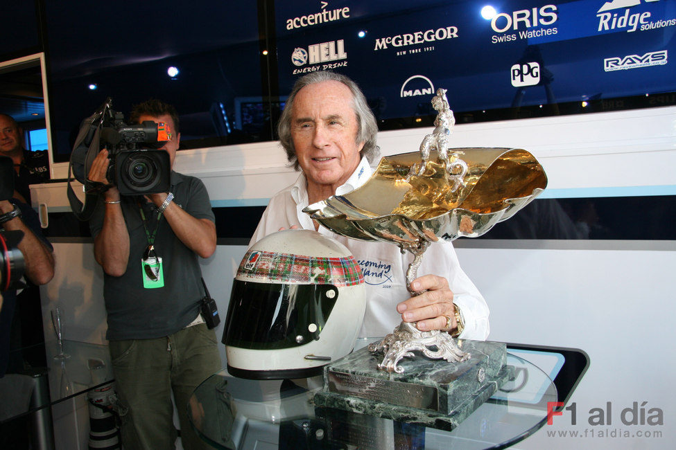 Stewart con su trofeo