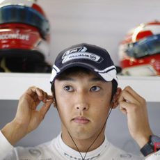 Nakajima se pone los auriculares