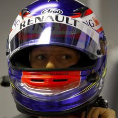 Grosjean se pone el casco