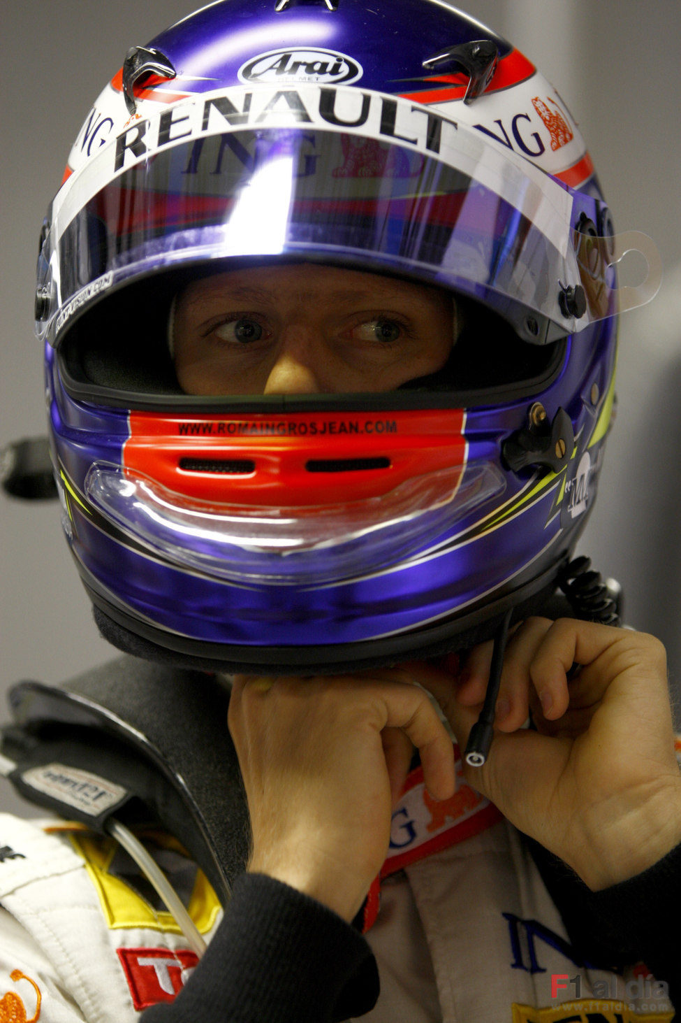 Grosjean se pone el casco