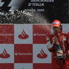 Räikkönen con el champán en el GP de Italia 2009