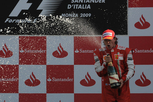 Räikkönen con el champán en el GP de Italia 2009