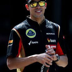 Pastor Maldonado sonríe en el paddock de Barcelona