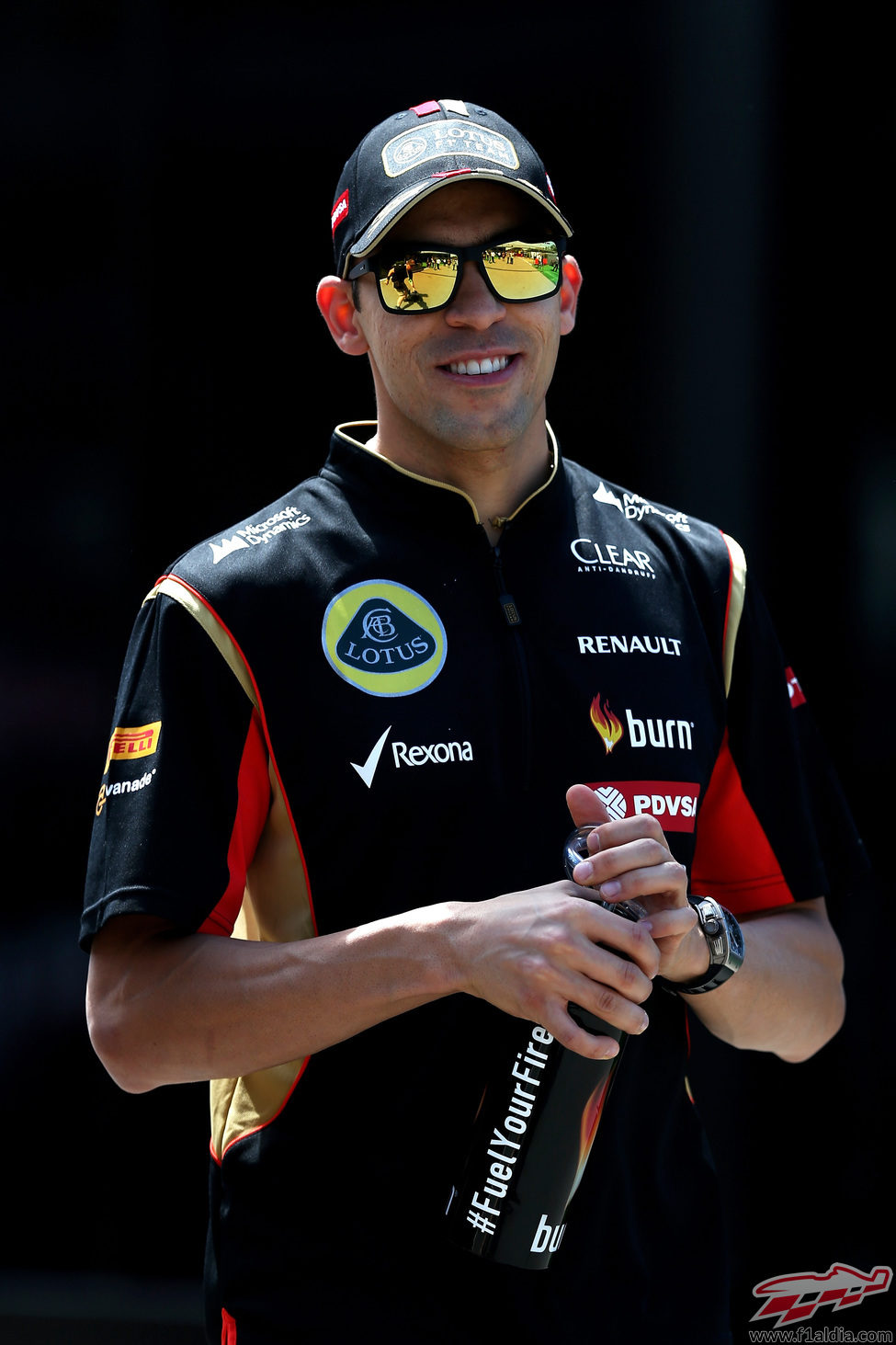 Pastor Maldonado sonríe en el paddock de Barcelona