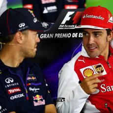 Sebastian Vettel y Fernando Alonso cuchichean en rueda de prensa