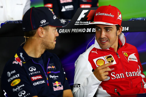 Sebastian Vettel y Fernando Alonso cuchichean en rueda de prensa