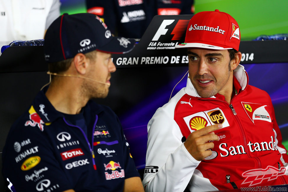 Sebastian Vettel y Fernando Alonso cuchichean en rueda de prensa
