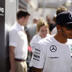Lewis Hamilton pasea por el paddock en Barcelona