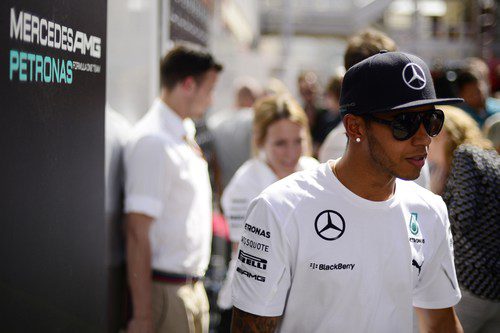 Lewis Hamilton pasea por el paddock en Barcelona
